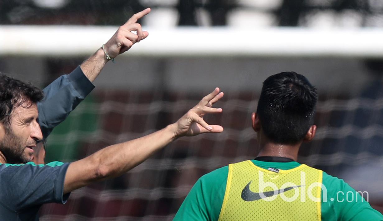 Gaya Luis Milla memberikan instruksi kepada pemain pada sesi latihan Timnas U-22 Indonesia di Lapangan SPH, Karawaci, Jumat (17/3/2017). Latihan ini adalah persiapan untuk melawan Mynmar pada laga persahabatan. (Bola.com/Nicklas Hanoatubun)