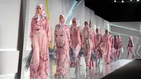 Dalam show nya di Indonesia Fashion Week 2015, Itang Yunasz menghadirkan deretan busana yang sporty dan romantis.