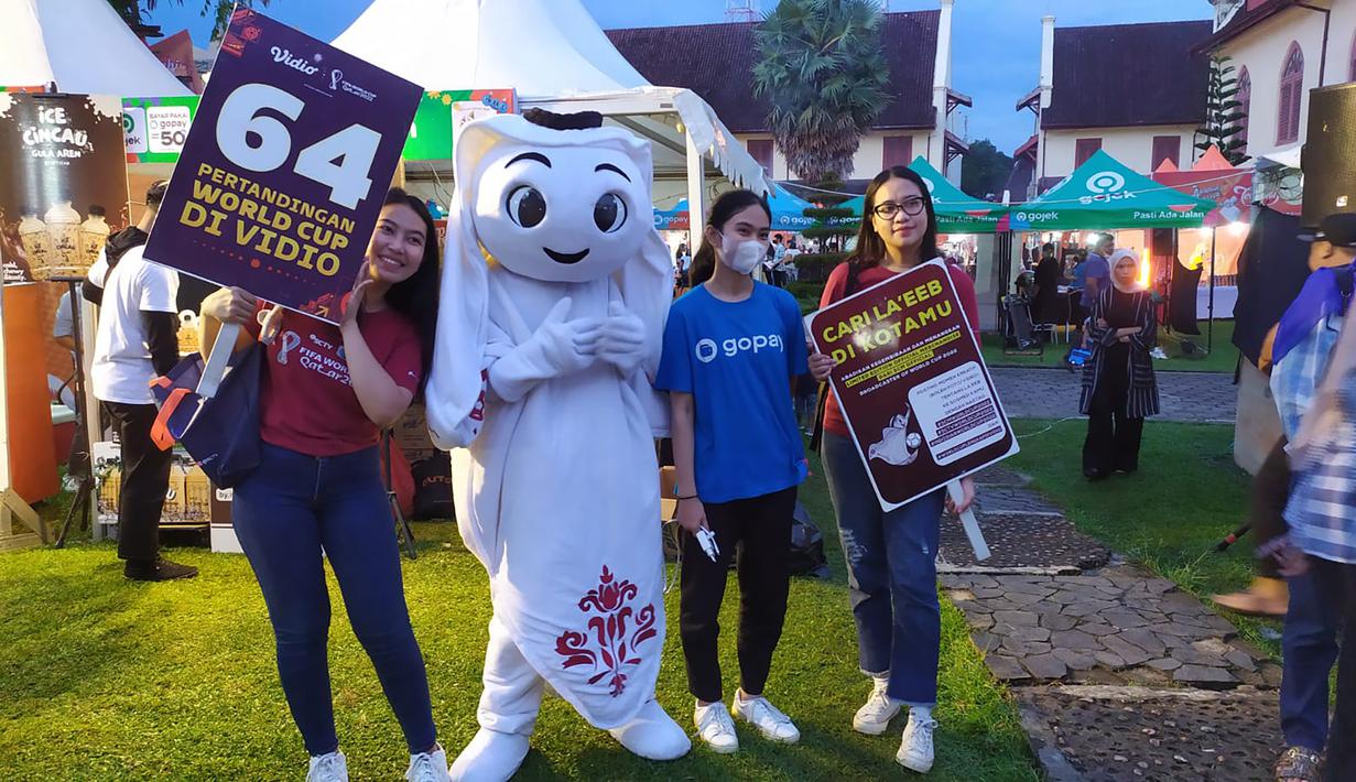 Para staff dan penjaga stand di Makassar Culinary Night pun tak mau ketinggalan mengabadikan momen kedatangan La'eeb dengan berfoto bareng. (Procomm Surya Citra Media)