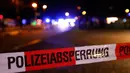 Garis polisi terpasang di sekitar Stadion HDI Arena, Hanover, Selasa (17/11). Pertandingan persahabatan antara Jerman melawan Belanda di Stadion tersebut dibatalkan beberapa saat menjelang kick off setelah adanya ancaman bom. (REUTERS/Morris Mac Matzen)