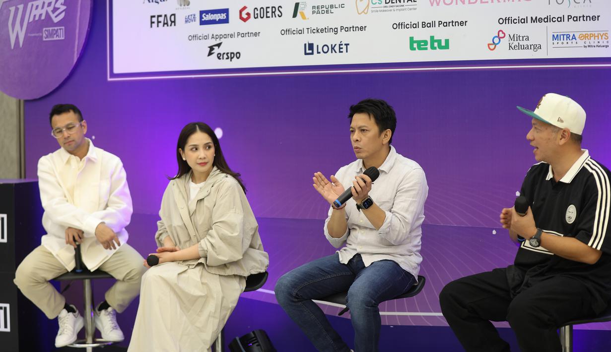 Rencananya, gelaran ini diselenggarakan pada 6 Desember 2025 di Mahaka Square, Kelapa Gading, Jakarta Utara. Tampak dalam foto, pasangan selebritas Raffi Ahmad dan Nagita Slavina, Ariel Noah dan Gading Marten (dari kiri ke kanan) saat memberi keterangan terkait gelaran ajang olahraga Padel terbesar bertajuk Padel Wars Presented by Simpati di Jakarta, Senin (10/11/2025). (KapanLagi.com/Budy Santoso)