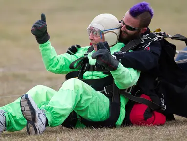 Ekspresi Alfred "Al" Blaschke dari Georgetown Texas usai mendarat dari terjun payung di hari ulang tahunnya yang ke-100 di Skydive Temple, Texas, (4/1). Al jadi penerjun payung tertua di Amerika Serikat. (Rusty Schramm /The Temple Daily Telegram via AP) 