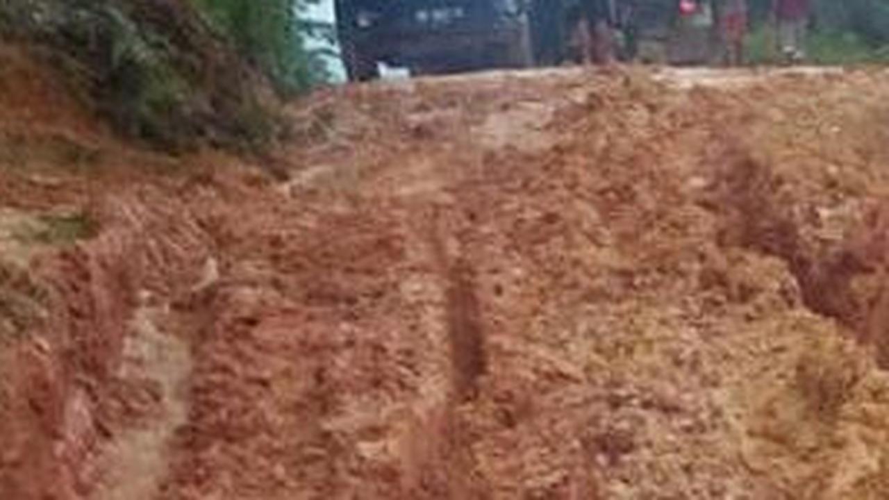 Cerita Miris di Balik Video Viral Warga Tandu Orang Sakit Terjang Lumpur, Ternyata Jalan Rusak Sudah Menahun