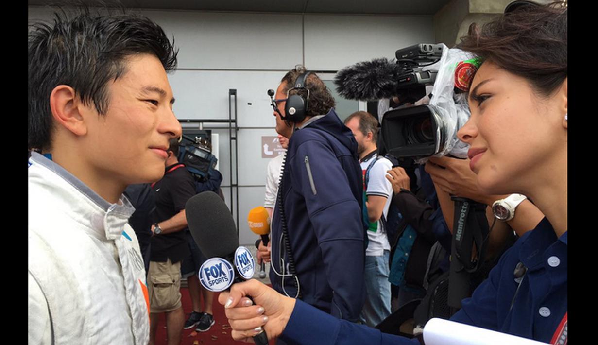 Rio Haryanto saat diwawancarai seusai kualifikasi F1 GP China di Sirkuit Internasional Shanghai, China, Sabtu (16/4/2016). (Bola.com/Twitter/Manorracing)