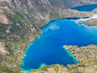 Foto drone  menunjukkan "danau hitam" dari "danau tiga warna" di Desa Puyu di Wilayah Banbar, Qamdo, Daerah Otonom Tibet, China pada 26 September 2020. "Danau tiga warna" itu terdiri dari tiga telaga yang dipisahkan bukit dan menunjukkan warna hitam, putih, serta kuning. (Xinhua/Jigme Dorje)