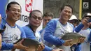 Managing Director Sinar Mas Saleh Husin (kiri), Ketua Umum JMI Folber Siallagan (tengah), dan Pembina JMI Pratama D. Persadha (kanan) berfoto bersama saat peluncuran komunitas olahraga memancing JMI di Depok, Sabtu (21/10). (Liputan6.com/Pool)