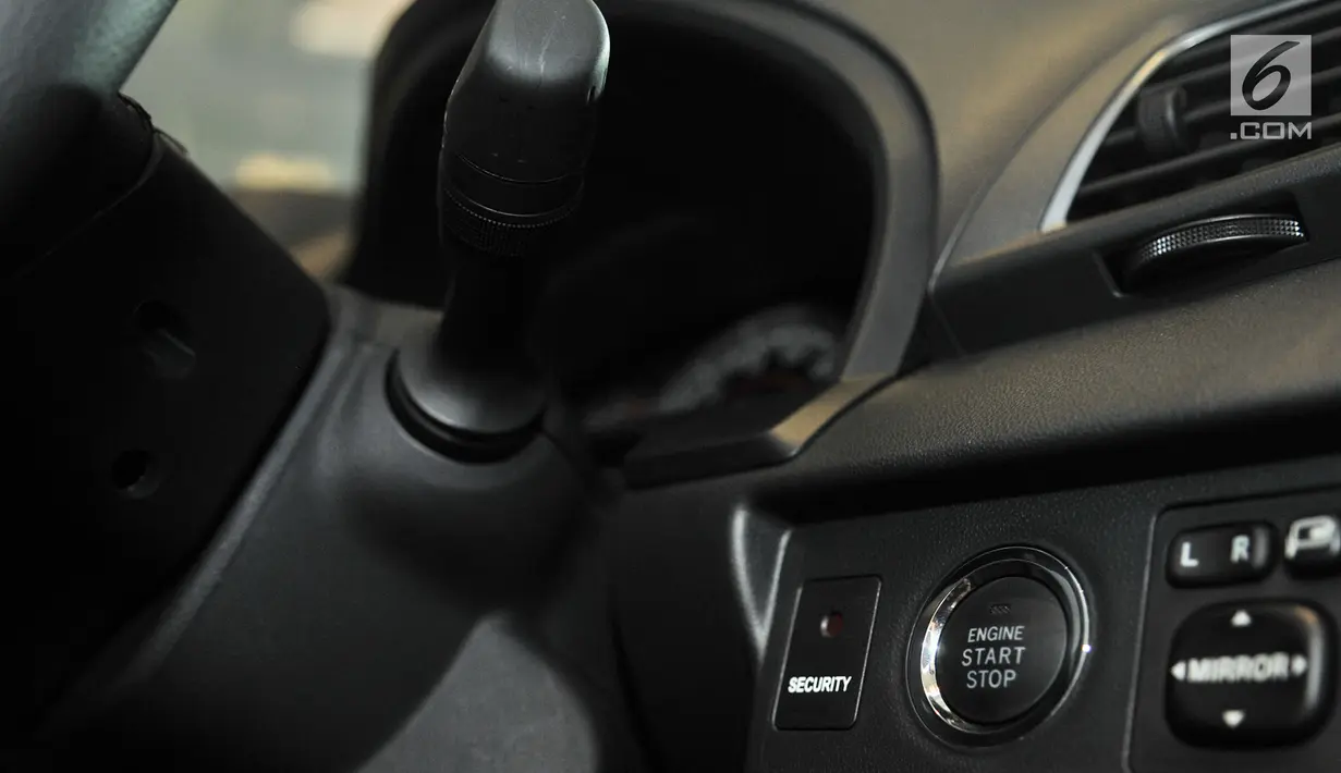 Tombol engine start/stop milik New Toyota Veloz saat diluncurkan di Jakarta, Selasa (15/1). New Avanza dan Veloz produksi 2019 merupakan model facelift. (Merdeka.com/Iqbal S. Nugroho)
