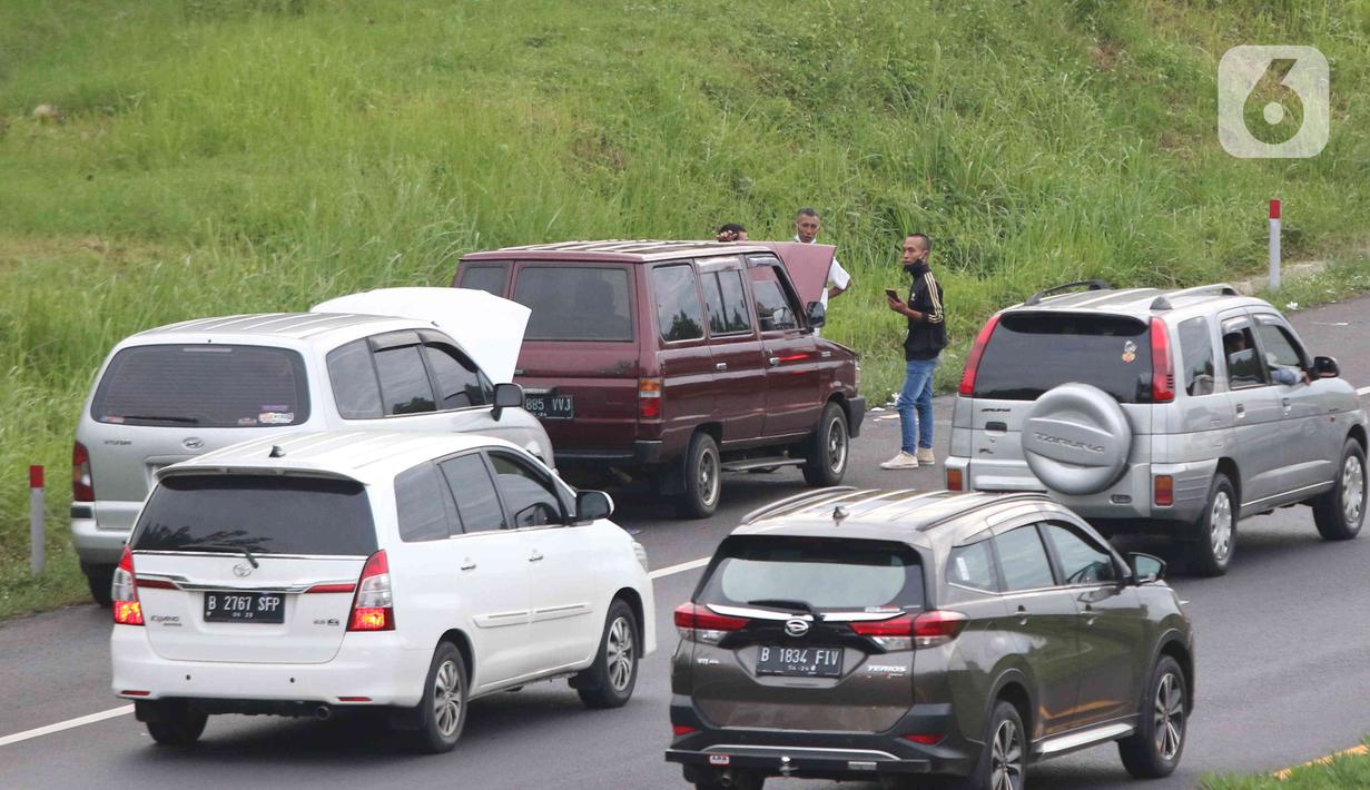 <p>Kendaraan pemudik berhenti untuk istirahat di tepian ruas jalan tol Cikopo-Palimanan, Jawa Barat, Kamis (28/4/2022). Ruas jalan tol yang mengalami peningkatan menyebabkan sebagian pemudik memilih untuk beristirahat di tepi jalan tol meski hal tersebut melanggar pertaturan yang berlaku. (Liputan6.com/Herman Zakharia)</p>