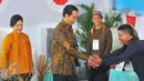 Presiden Joko Widodo saat mengikuti pencoblosan Pilkada DKI 2017 di TPS IV, Jakarta, Rabu (15/2). Jokowi menggunakan hak suara untuk pemilihan Gubernur DKI Jakarta. (Liputan6.com/Angga Yuniar)