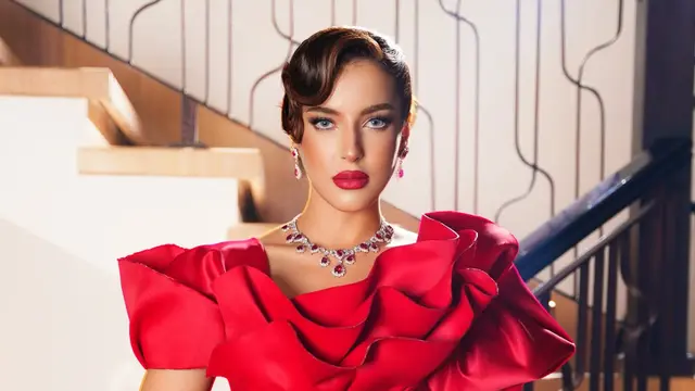 Pesona Lady in Red, Tasya Farasya Tampil Bak Ikon Gatsby di Pemotretan Terbarunya