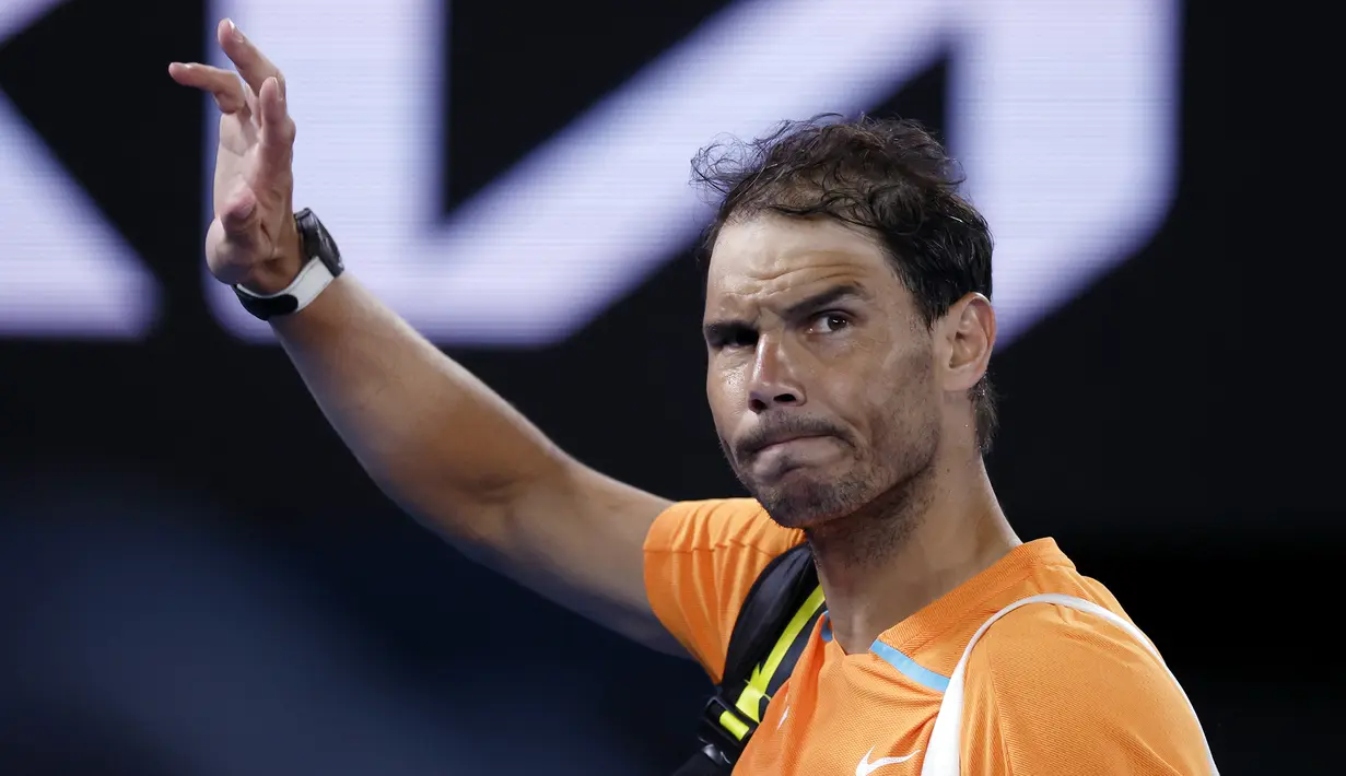 Juara bertahan nomor tunggal putra, Rafael Nadal asal Spanyol harus terhenti langkahnya di babak kedua turnamen tenis Australia Open 2023 setelah menyerah tiga set langsung dari petenis Amerika Serikat berperingkat 65 dunia, Mackenzie McDonald di Rod Laver Arena, Rabu (18/1/2023) WIB. (AP Photo/Asanka Brendon Ratnayake)