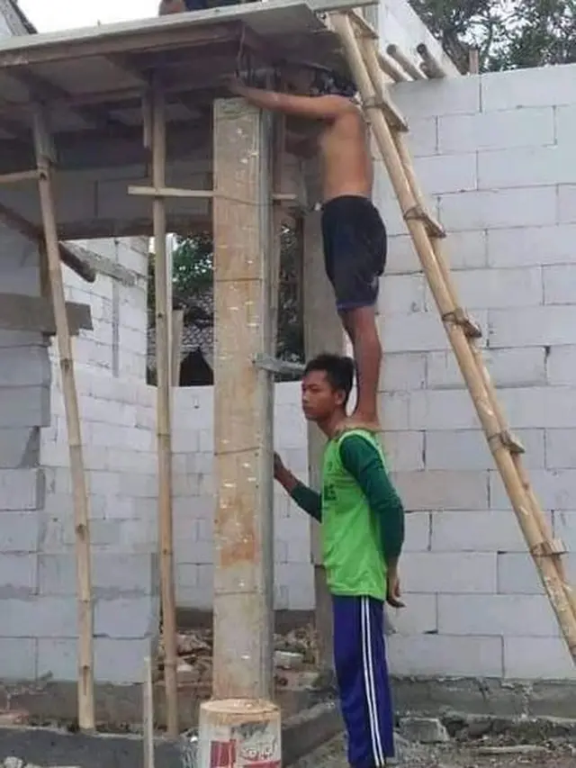 6 Aksi Kocak Kuli Bangunan Saling Bantu Ini Bikin Geleng Kepala