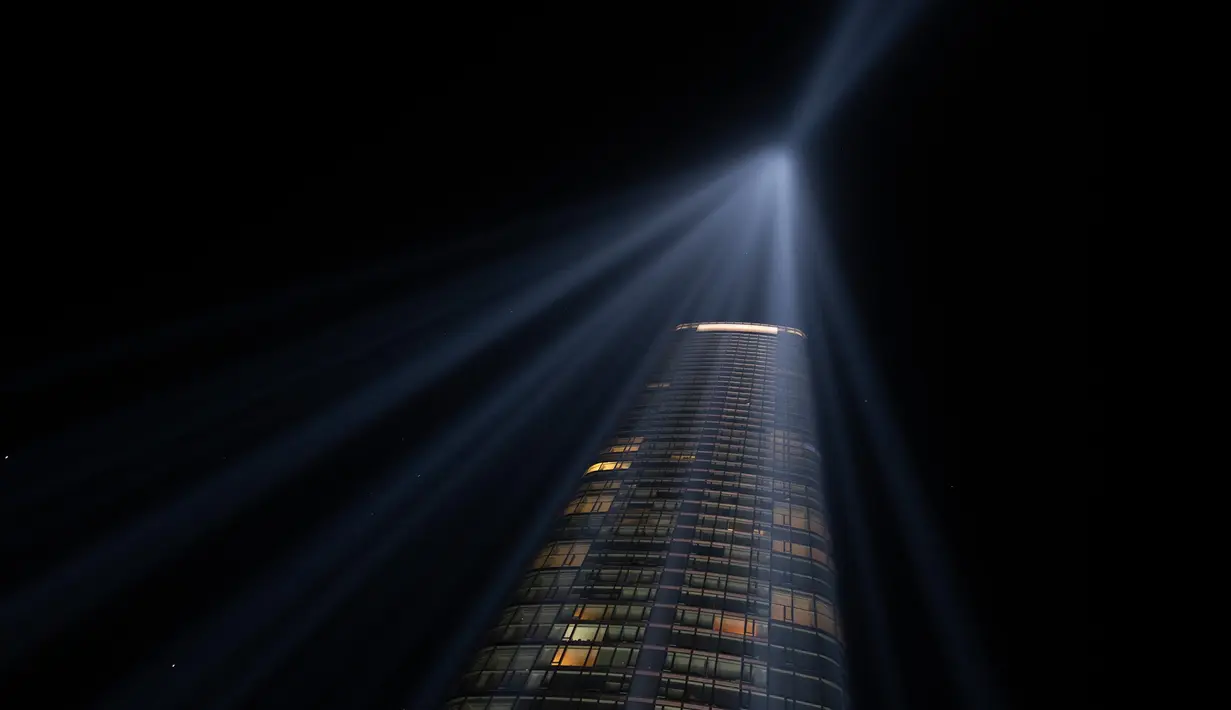 Instalasi seni ini dapat dilihat dalam radius 60 mil di sekitar Lower Manhattan dari senja pada 11 September hingga fajar pada 12 September. (Spencer Platt/Getty Images North America/Getty Images via AFP)
