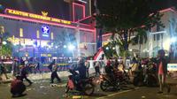 Petugas kebersihan membersihkan jalan usai demo buruh menolak UU Cipta Kerja pada Selasa, (27/10/2020). (Foto: Liputan6.com/Dian Kurniawan)