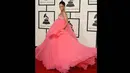 Rihanna mengenakan gaun strapless dengan rok besar menjuntai hingga karpet saat hadir di Grammy Awards ke-57 di Staples Center, Los Angeles, AS, Minggu (8/2/2015). (Jason Merritt/Getty Images/AFP)