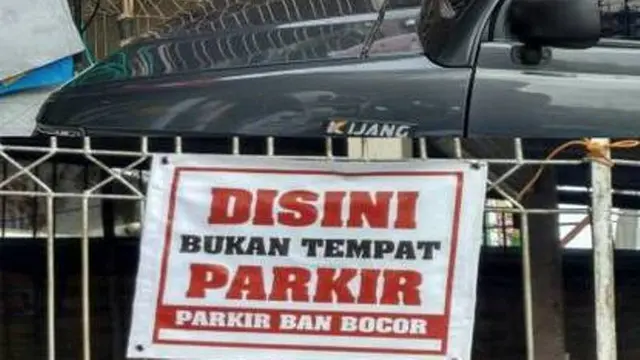 6 Peringatan Dilarang Parkir di Depan Rumah Ini Bikin Gemetaran