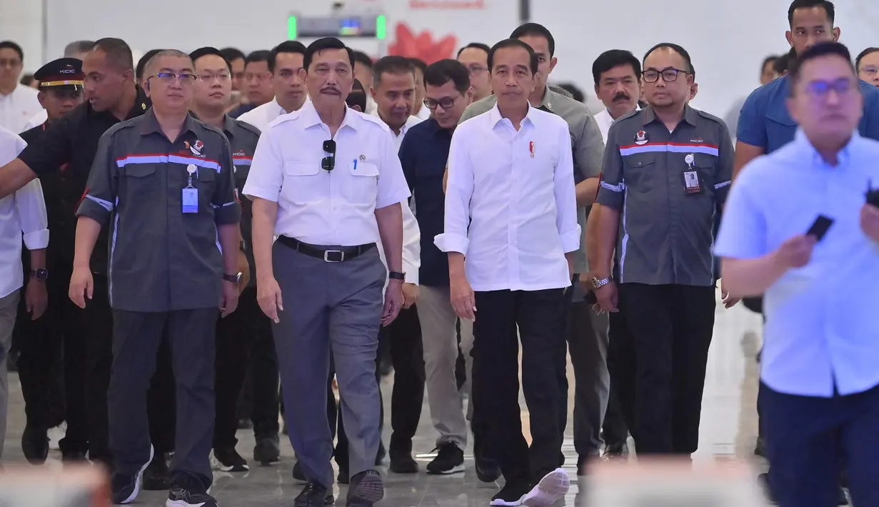 Presiden Indonesia Joko Widodo juga mengajak sejumlah menteri dan influencer untuk ikut dalam uji coba kereta cepat Jakarta-Bandung di Jakarta pada 13 September 2023. (Akbar Nugroho Gumay/Antara Foto/AFP)
