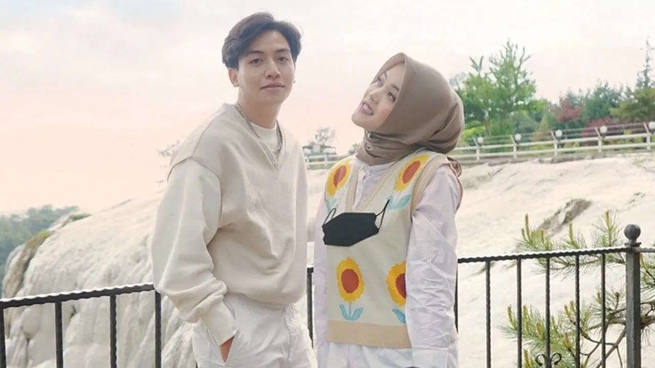 7 Potret Putri Delina dan Jeffry Reksa Pakai Baju Couple, Kompak Banget