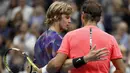 Petenis Spanyol, Rafael Nadal, saat bertanding melawan petenis Rusia, Andrey Rublev, pada laga turnamen AS Terbuka di New York, Rabu (6/9/2017). Nadal menang 3 set langsung 6-1, 6-1 dan 6-2 atas Andrey Rublev. (AP/Adam Hunger)