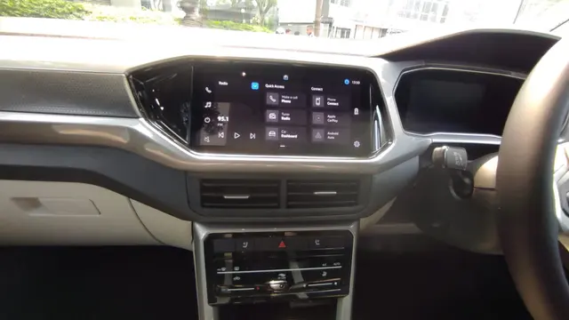 interior T-Cross disuguhkan oleh panel instrumen digital berlayar 8 inci serta AC otomatis dengan tombol kontrol sentuh (Arief A/liputan6.com)
