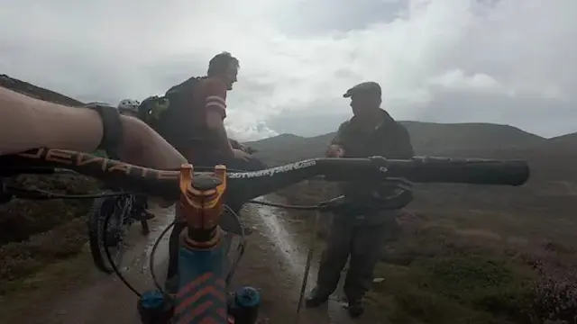 Raja Charles III naik gunung sendirian bikin kaget pesepeda di Inggris. (Mctrail Rider/YouTube Screen Grab)