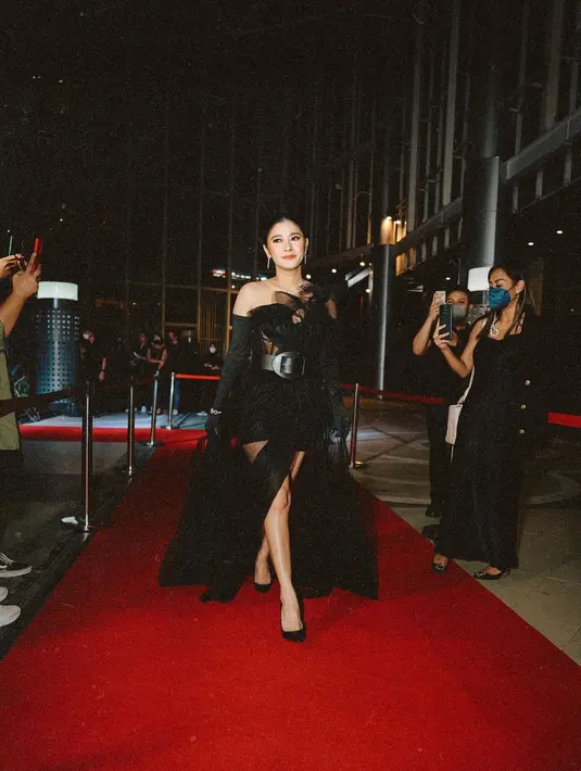 Kesan misterius juga diberikan lewat pemakaian sarung tangan hitam yang juga membuat tampilan seksi dan elegan. (Foto: @naymirdad)