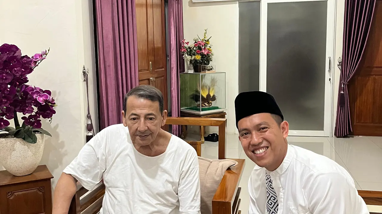 Calon Wali Kota Bogor nomor urut satu, Sendi Fardiansyah, berkunjung ke kediaman Habib Luthfi bin Yahya di Pekalongan pada Senin, (7/10/2024).