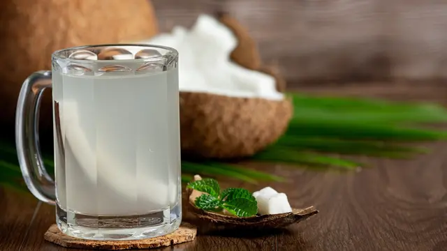 Ilustrasi air kelapa/freepik.com/jcomp