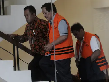 Ketua Komisi III DPRD Provinsi Jambi dari Fraksi Partai Demokrat Zainal Abidin dan Direktur Pemasaran PTPN III (Persero) sekaligus merangkap Komisaris Utama PT KPBN, I Kadek Kertha Laksana bersiap menjalani pemeriksaan di Gedung KPK, Jakarta, Senin (28/10/2019). (merdeka.com/Dwi Narwoko)