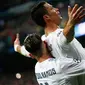 Gelandang Real Madrid, Cristiano Ronaldo melakukan selebrasi bersama Sergio Ramos usai mencetak gol kegawang Wolfsburg di leg kedua liga Champions di Santiago Bernabeu, Spanyol (13/4). Madrid menang atas Wolfsburg dengan skor 3-0. (Reuters/Juan Medina)