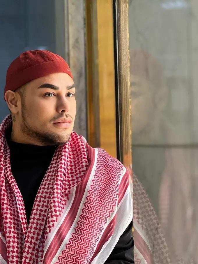 Ivan Gunawan gunakan tas selempang perempuan berwarna hitam