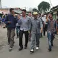 Tokoh Kalijodo Daeng Azis berjalan saat Sosialisasi Relokasi warga kalijodo Kecamatan Tamboradi, Jakarta, Selasa (16/2). Kawasan Kalijodo akan dijadikan Ruang Terbuka Hijau (RTH), dan tawaran bagi warga untuk beralih profesi. (Liputan6.com/Gempur M Surya)