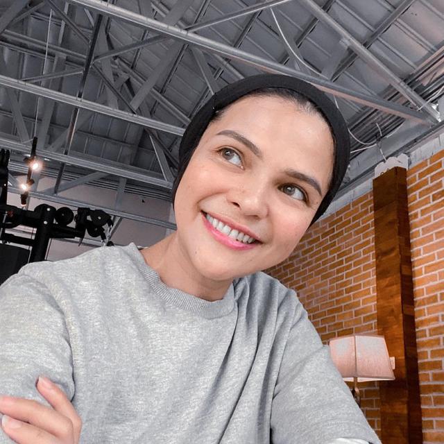 Disebut Sindir Cita Citata, Ini 6 Potret Rosmanizar Istri Didi Mahardika yang Menawan