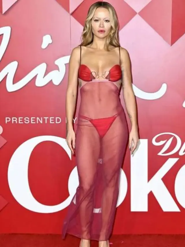 Rita Ora Nyaris Hanya Pakai Bikini dan Riasan Putri Duyung di Brtish Fashion Awards 2022