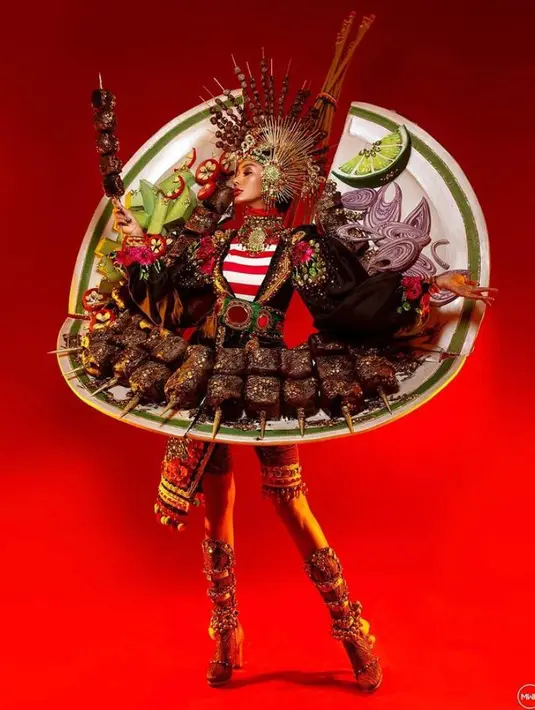 6. Untuk tampilan nyentrik, gaya Aurra Kharisma dengan kostum sate di Miss Grand International 2020 ini juga tak kalah menarik. (Instagram/aurrakharishma).