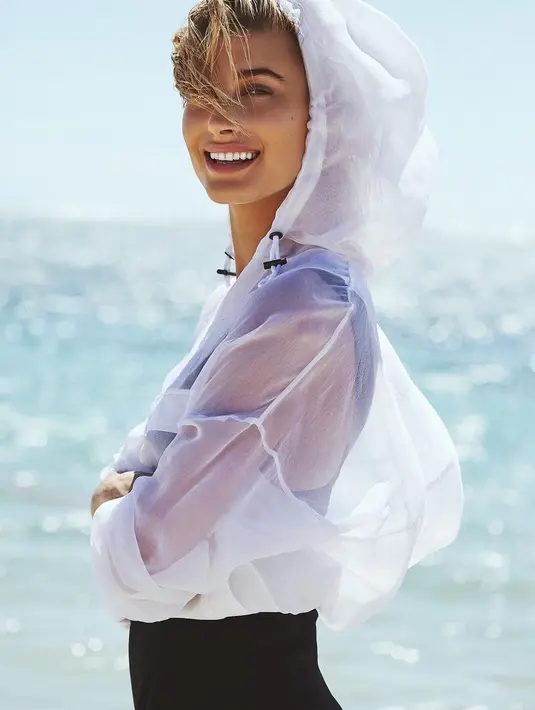 "Kami main bareng, dia sangat menyenangkan dan sangat baik. Dan aku masih single,"   ujar Hailey. (instagram/haileybaldwin)