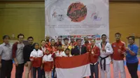 Ketua Dewan Pembina UTI Pro, Grand Master Lioe Nam Khiong (keenam dari kanan) bersama Taekwondoin Indonesia yang ikut kejuaraan di Jepang (istimewa)