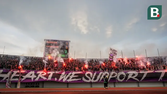 Foto: Pecah! Suporter Persita Panaskan Laga Uji Coba Melawan PSM Makassar di Laga Persahabatan