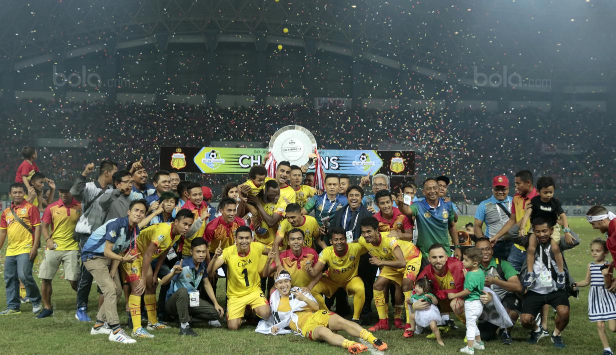Pemain Bhayangkara FC merayakan keberhasilan meraih gelar juara Liga 1 2017 di Stadion Patriot Bekasi, Sabtu (12/11/2017). Bhayangkara kalah 1-2 lawan Persija. (Bola.com/Nicklas Hanoatubun)