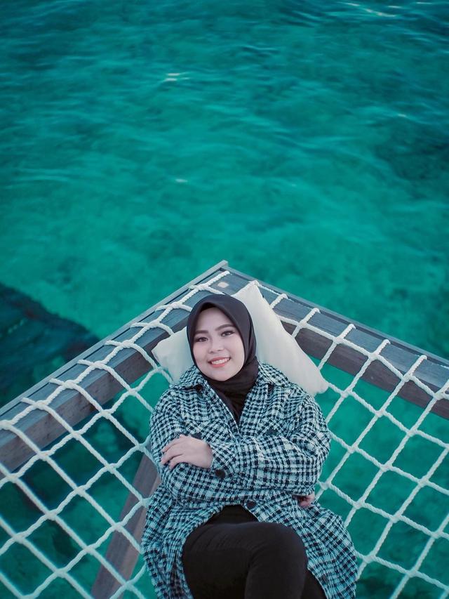 Potret Liburan Selfi LIDA di Pulau Derawan, Nikmati Pemandangan Indah. (Sumber: Instagram/lida_selfi07)