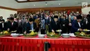 Ketua DPR Setya Novanto didampingi oleh para Wakil Ketua DPR RI memotong tumpeng usai rapat paripurna peringatan HUT ke-72 di gedung DPR, Senayan, Jakarta, Selasa (29/8). DPR RI hari ini genap berusia 72 tahun. (Liputan6.com/Johan Tallo)