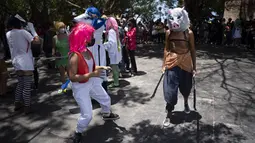 Penggemar anime dan video game Kuba berpakaian seperti pahlawan atau karakter favorit mereka, berparade Cosplay di sela-sela Pameran Buku Internasional Havana, di Havana, Sabtu (23/4/2022). (AP Photo/ Ramon Espinosa)