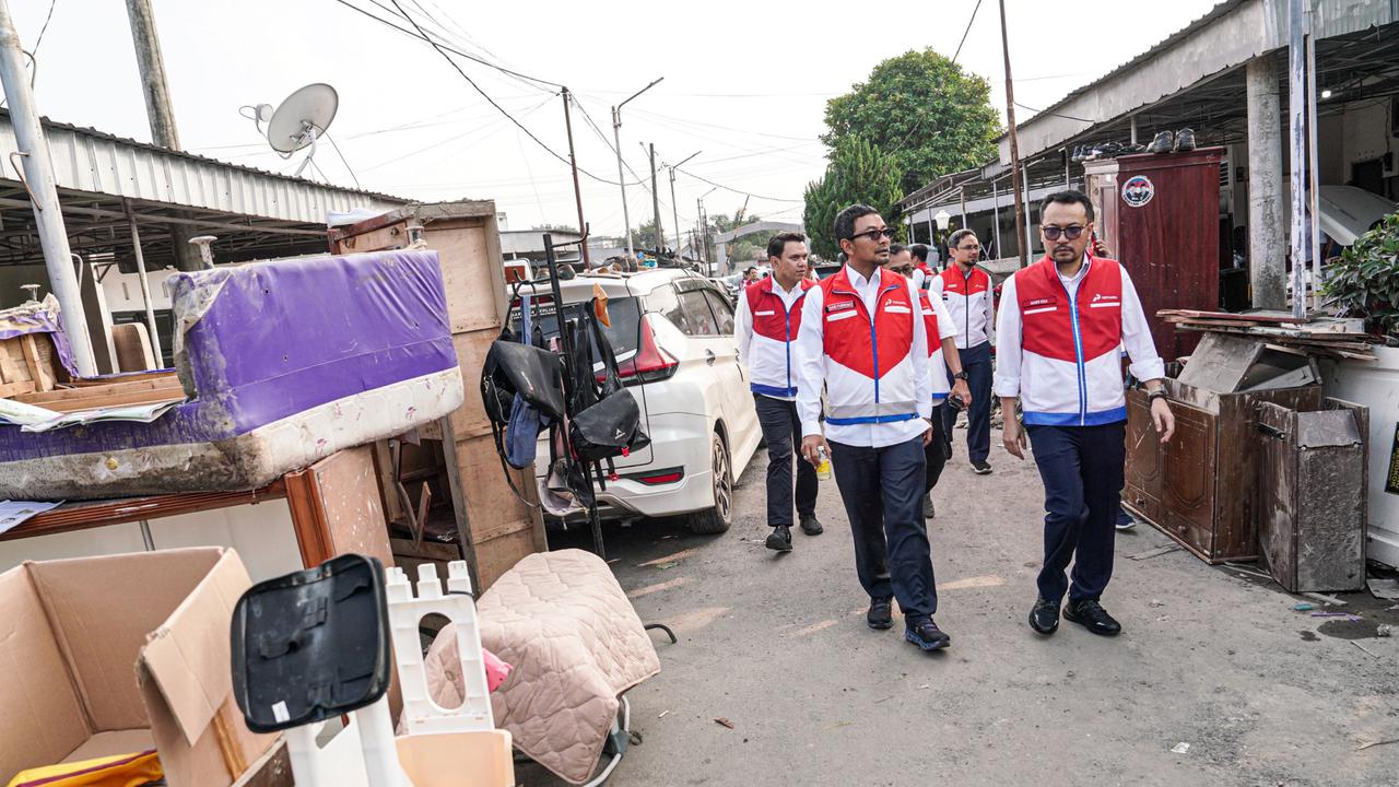 Bos Pertamina Patra Niaga Tinjau Pekerja dan Keluarga Terdampak Banjir di Medan