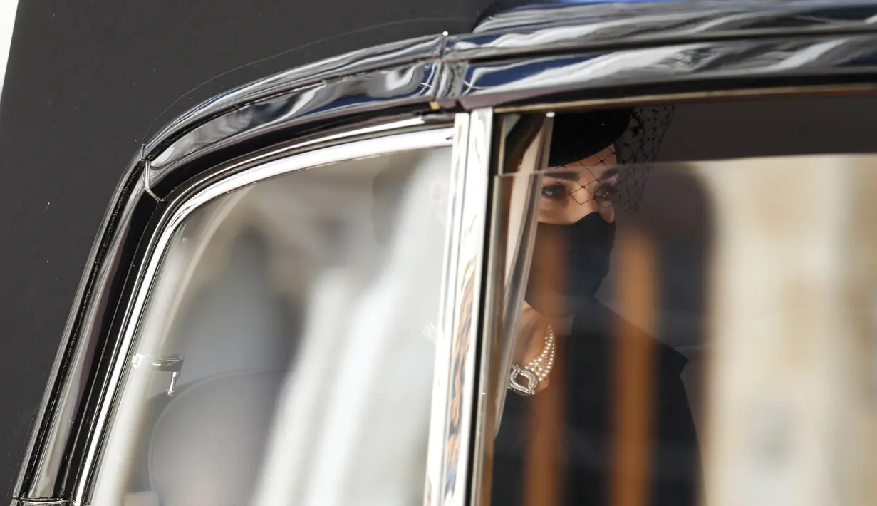 Kate Middletone, Duchess of Cambridge berada di dalam mobil saat menghadiri acara pemakaman Pangeran Philip di kastil Windsor, Inggris (17/4/2021). Pangeran Philip meninggal 9 April pada usia 99 tahun setelah 73 tahun menikah dengan Ratu Inggris Elizabeth II. (Alastair Grant/Pool via AP)