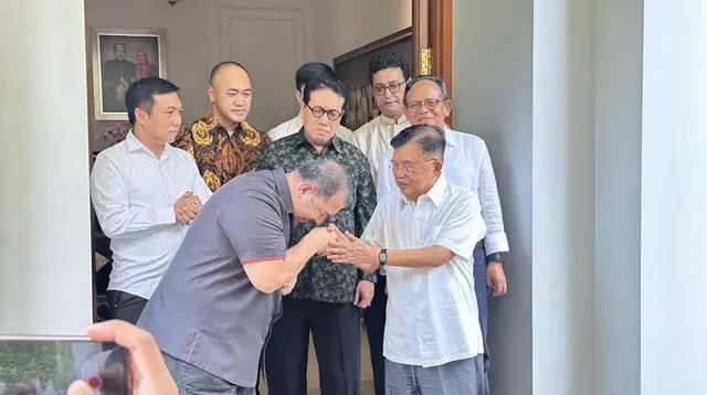 Wakil Presiden ke-10 dan ke-12 Jusuf Kalla menerima kunjungan pendeta Gilbert Lumoindong. (Nanda Perdana Putra).