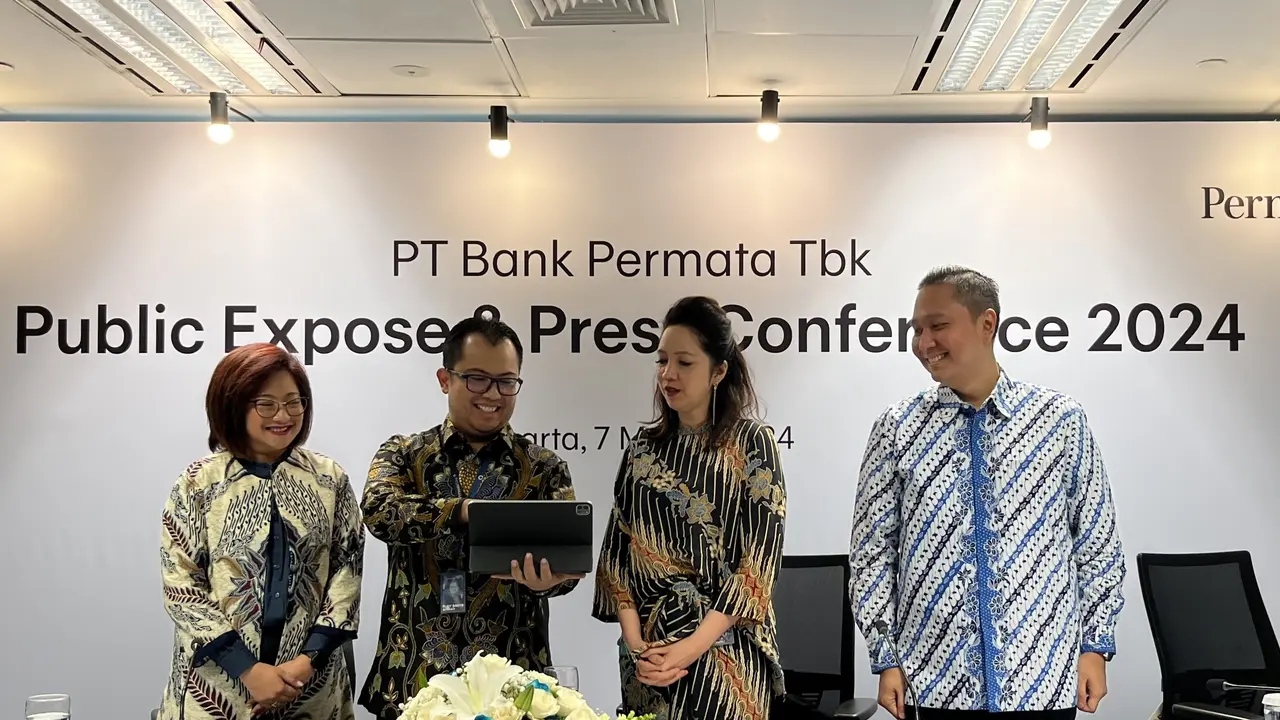 Direktur Utama Bank Permata, Ridha D.M. Wirakusumah (kedua dari kiri) dalam paparan publik PT Bank Permata Tbk (BNLI), Kamis (7/3/2024). (Pipit/Liputan6.com)
