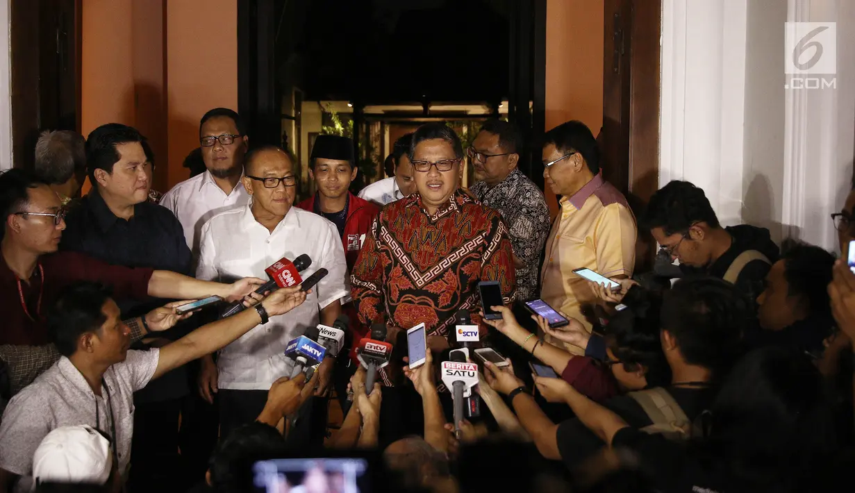 Ketua Dewan Pembina Partai Golkar, Aburizal Bakrie bersama Ketua dan Sekretaris Tim Kampanye Nasional Jokowi-Ma'ruf, Erick Thohir dan Hasto Kristiyanto seusai pertemuan tertutup di kediamannya kawasan Menteng, Senin (8/10). (Liputan6.com/Herman Zakharia)