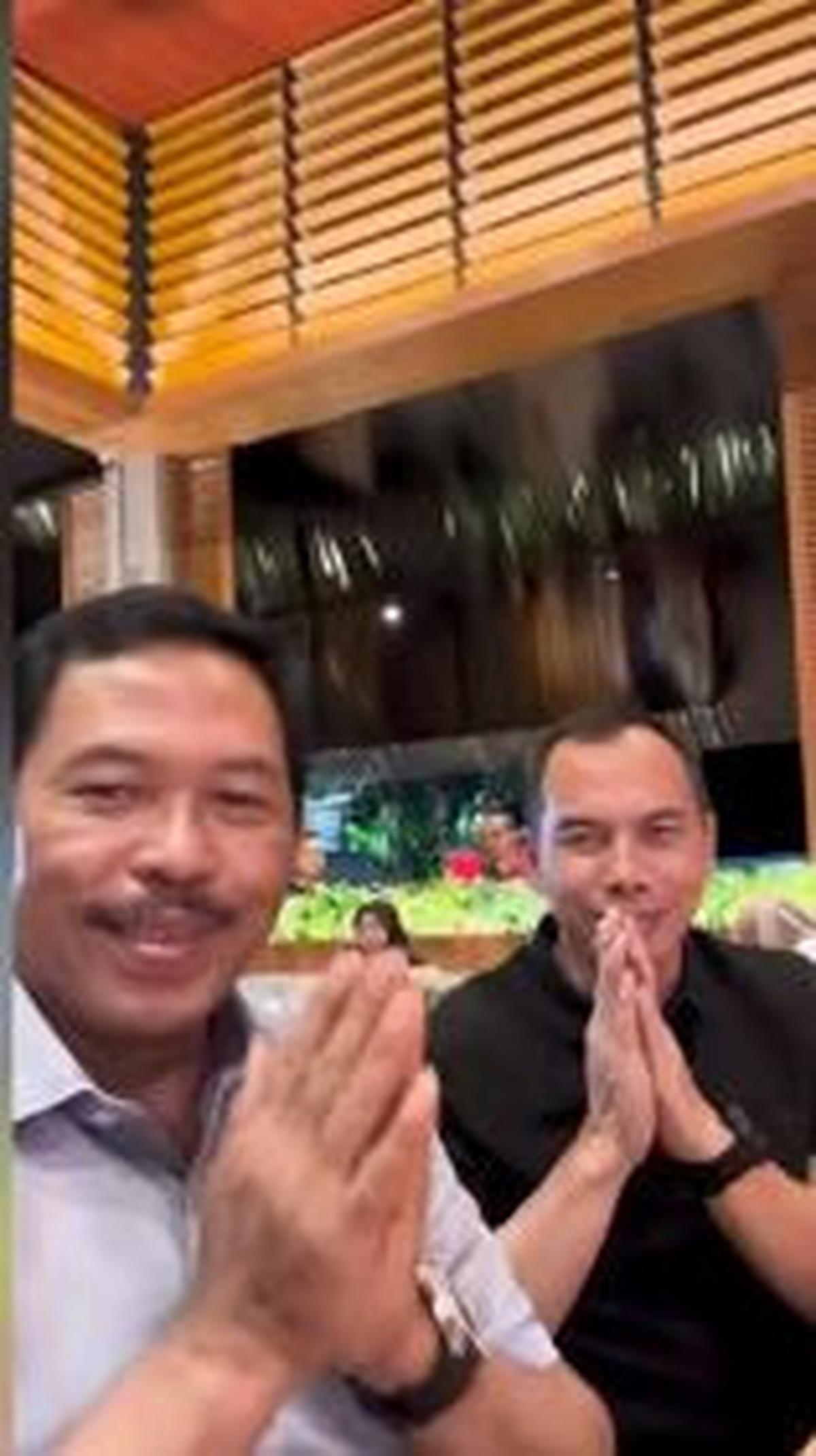 Sementara di sisi kiri Jokowi nampak dua jenderal TNI-Polri yang duduk bersebelahan. Dua sosok tersebut yakni Penjabat Gubernur Jateng Komjen Pol (Purn) Nana Sudjana beserta Pangdam IV/Diponegoro Mayjen TNI Deddy Suryadi.