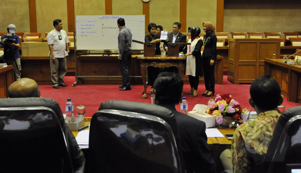 Suasana dalam voting pemilihan Deputi Gubernur Bank Indonesia yang dilakukan Komisi XI di Jakarta, Senin (20/4/2015). Erwin Rijanto unggul dari dua calon lainnya yaitu Dody Budi Waluyo dan Hendy Sulistiowati. (Liputan6.com/Andrian M Tunay)