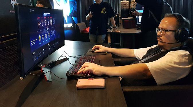 Yohannes P Siagian, Kepala sekolah PSKD 1, Jakarta yang coba fasilitas iCafe. Liputan6.com/ Dewi Widya Ningrum